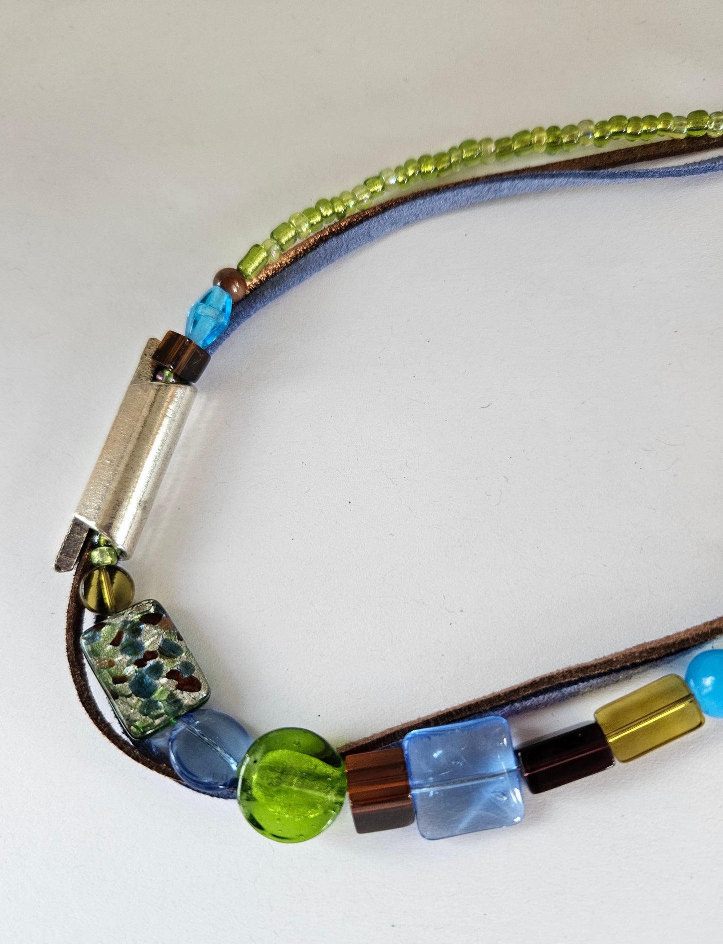 Collier Asymétrique bleu, brun et vert.