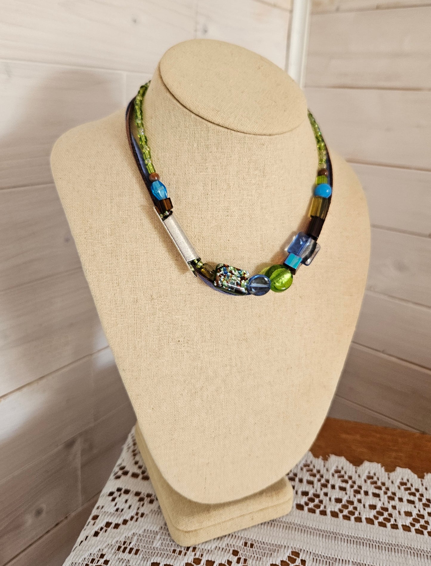 Collier Asymétrique bleu, brun et vert.