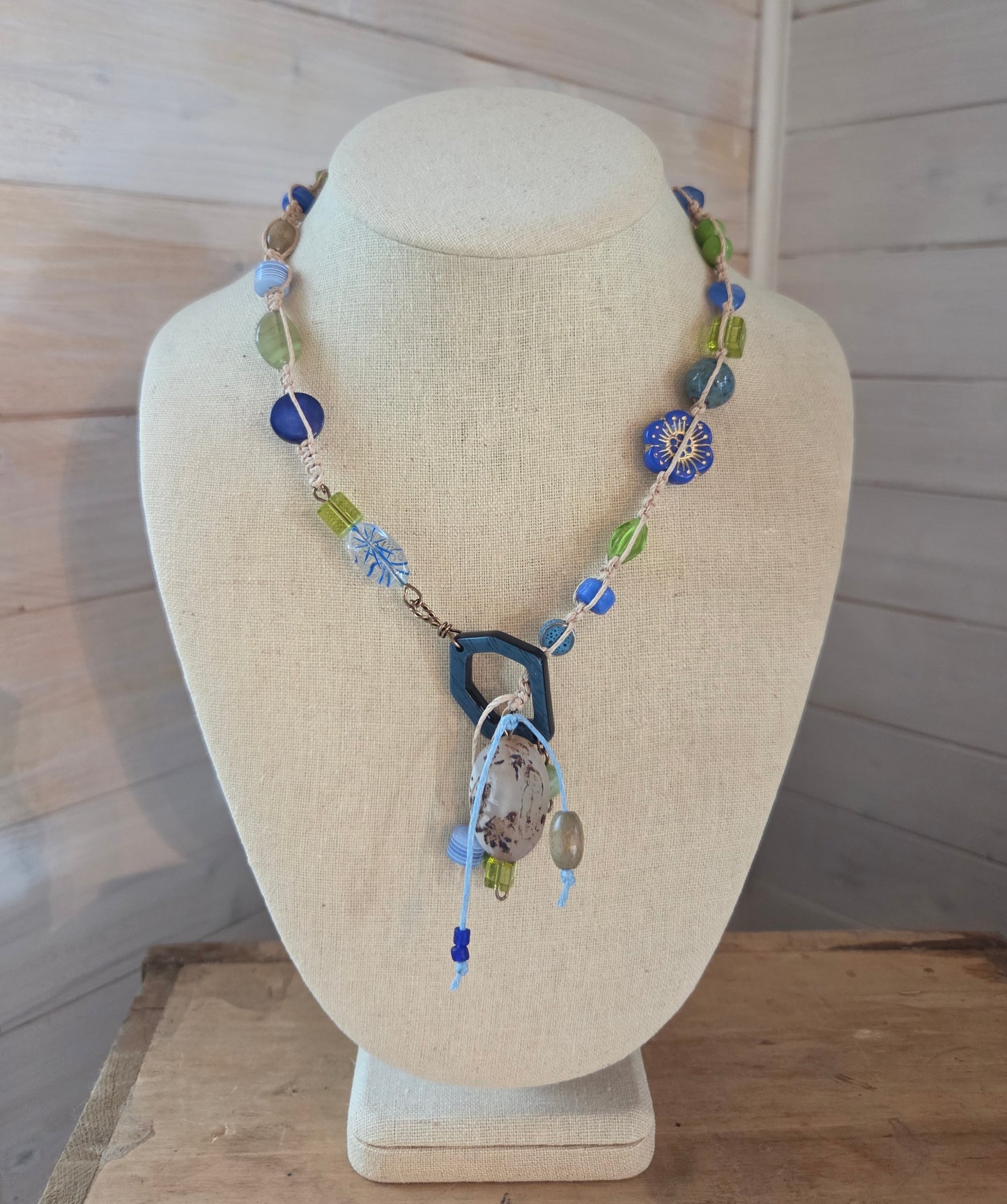 Collier Tzygane bleu, beige et vert