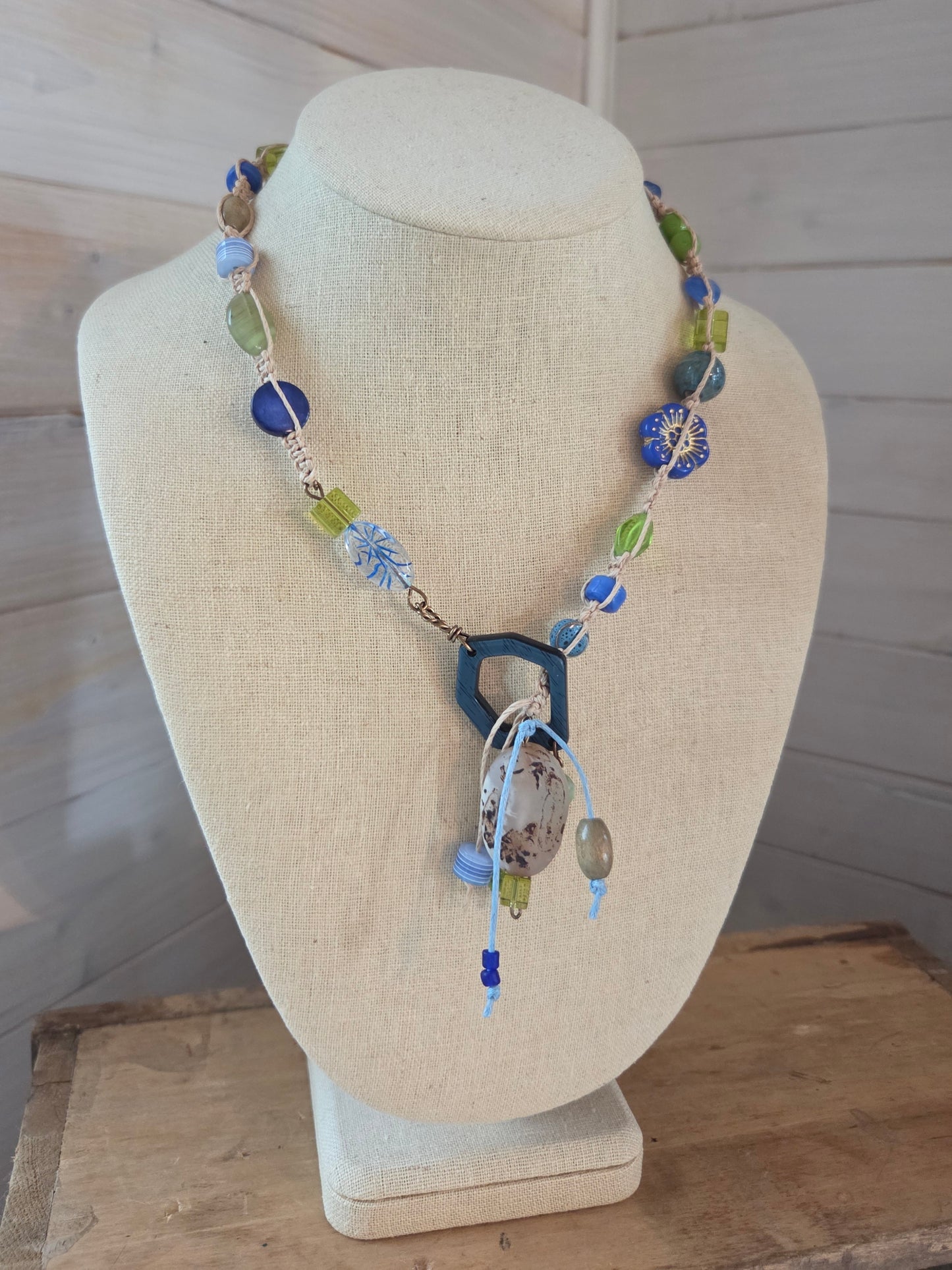 Collier Tzygane bleu, beige et vert