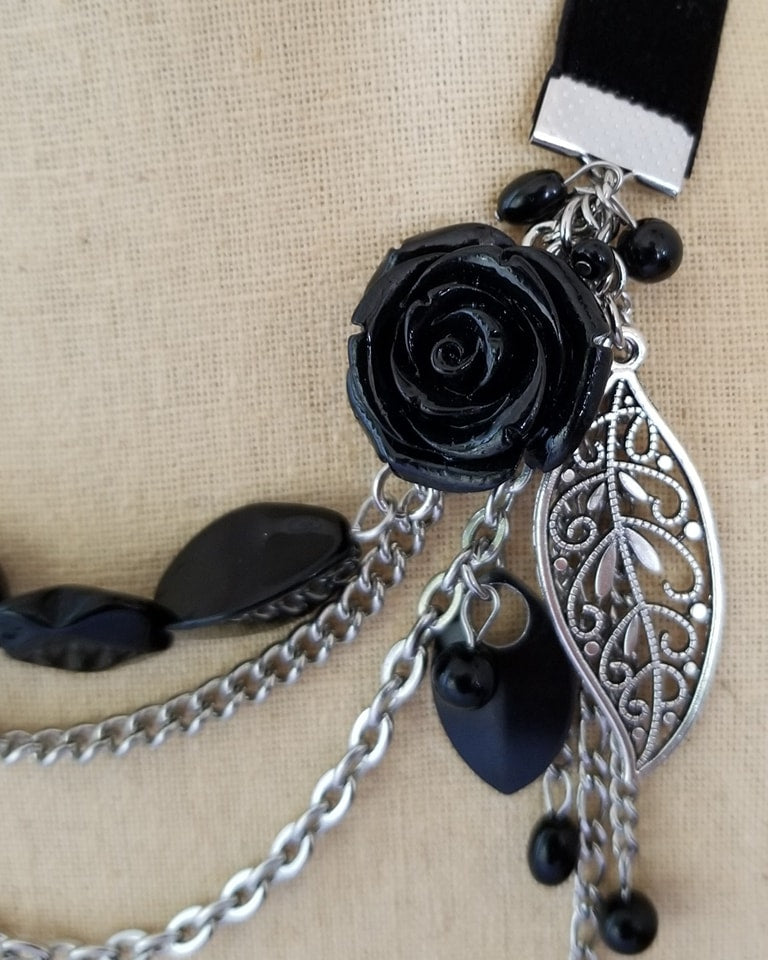 Collier avec fleur noire et ruban de velours noir