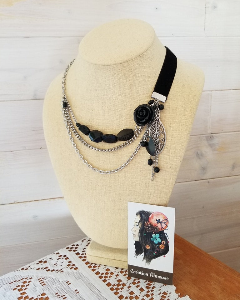 Collier avec fleur noire et ruban de velours noir