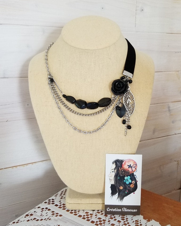 Collier avec fleur noire et ruban de velours noir