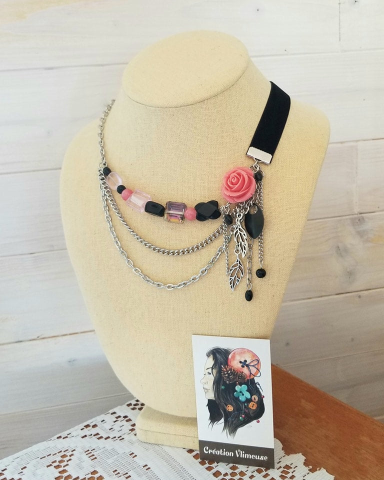 Collier avec fleur rose et ruban de velours noir
