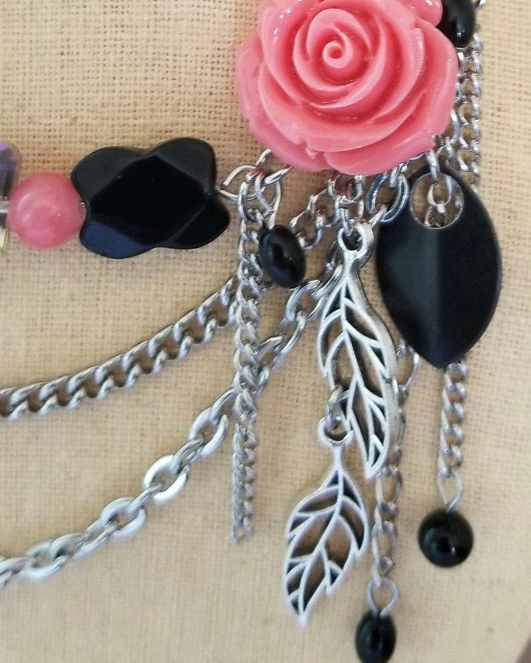 Collier avec fleur rose et ruban de velours noir