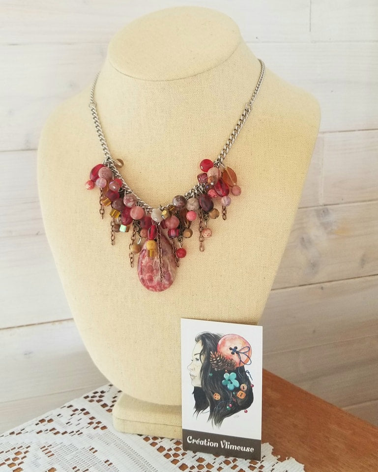 Collier avec pendentif de pierre rouge-orangé