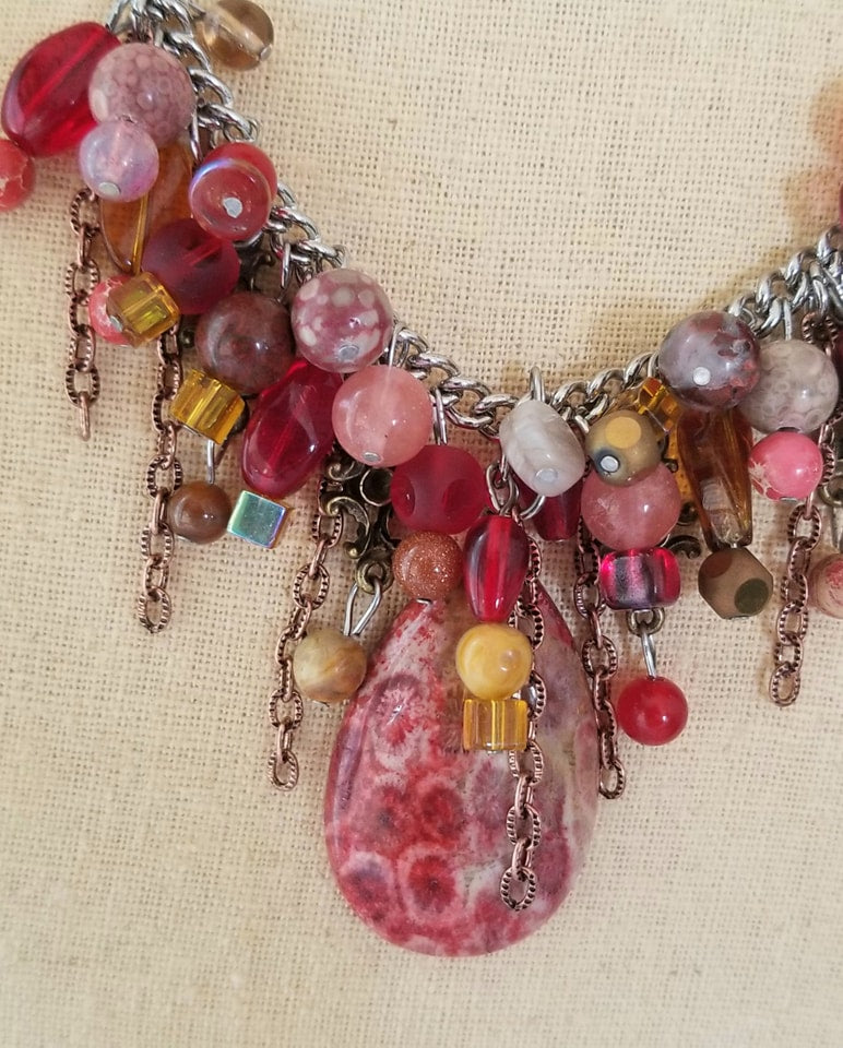 Collier avec pendentif de pierre rouge-orangé