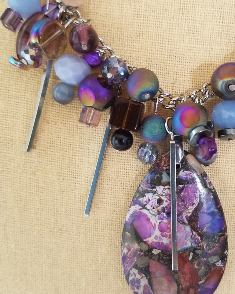 Collier avec pendentif de pierre mauve