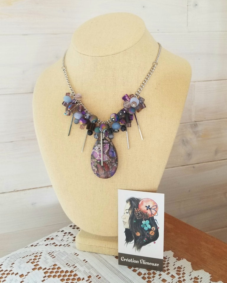 Collier avec pendentif de pierre mauve