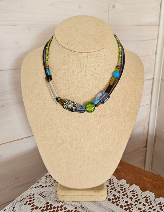 Collier Asymétrique bleu, brun et vert.