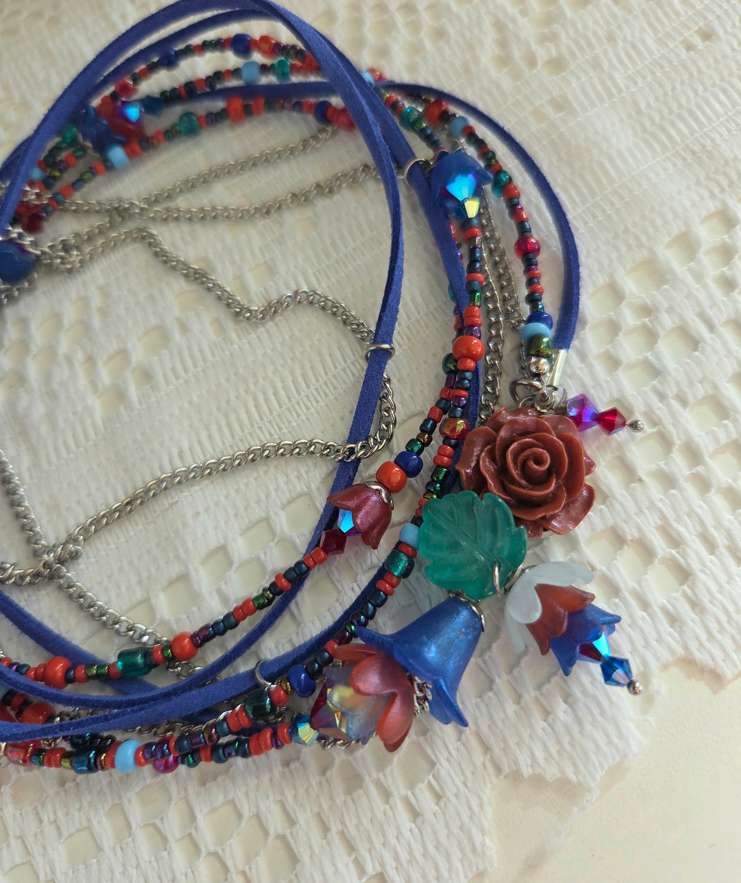 Collier Rosée long rouge et bleu royal