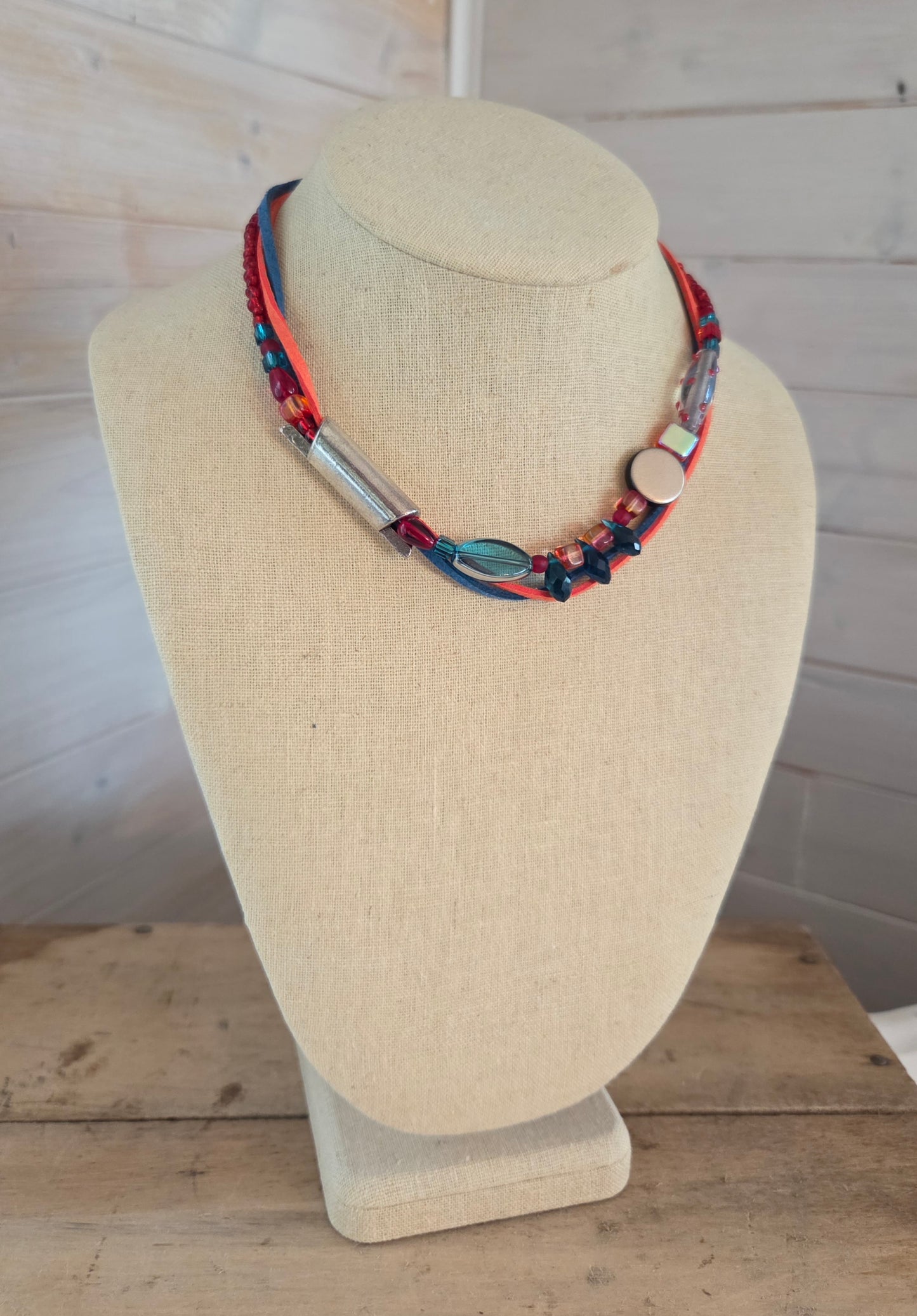Collier asymétrique rouge, orange et bleu canard