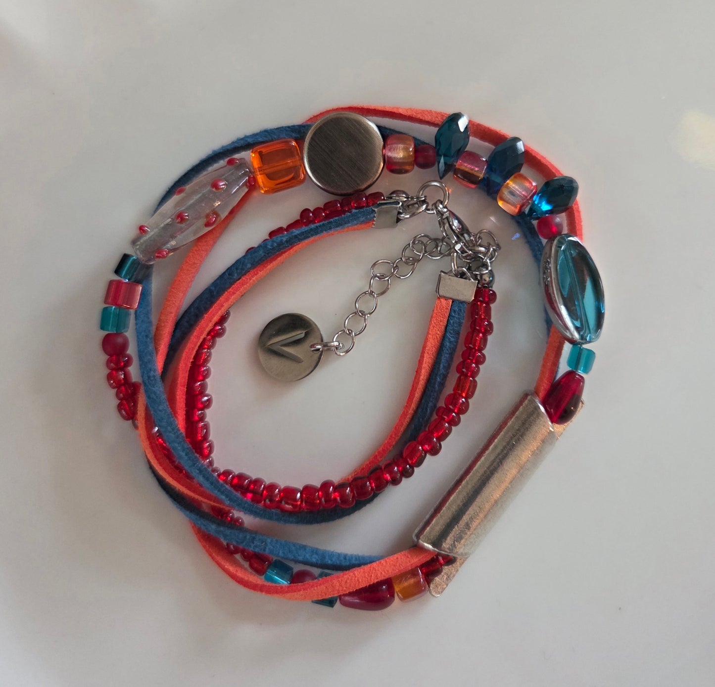Collier asymétrique rouge, orange et bleu canard