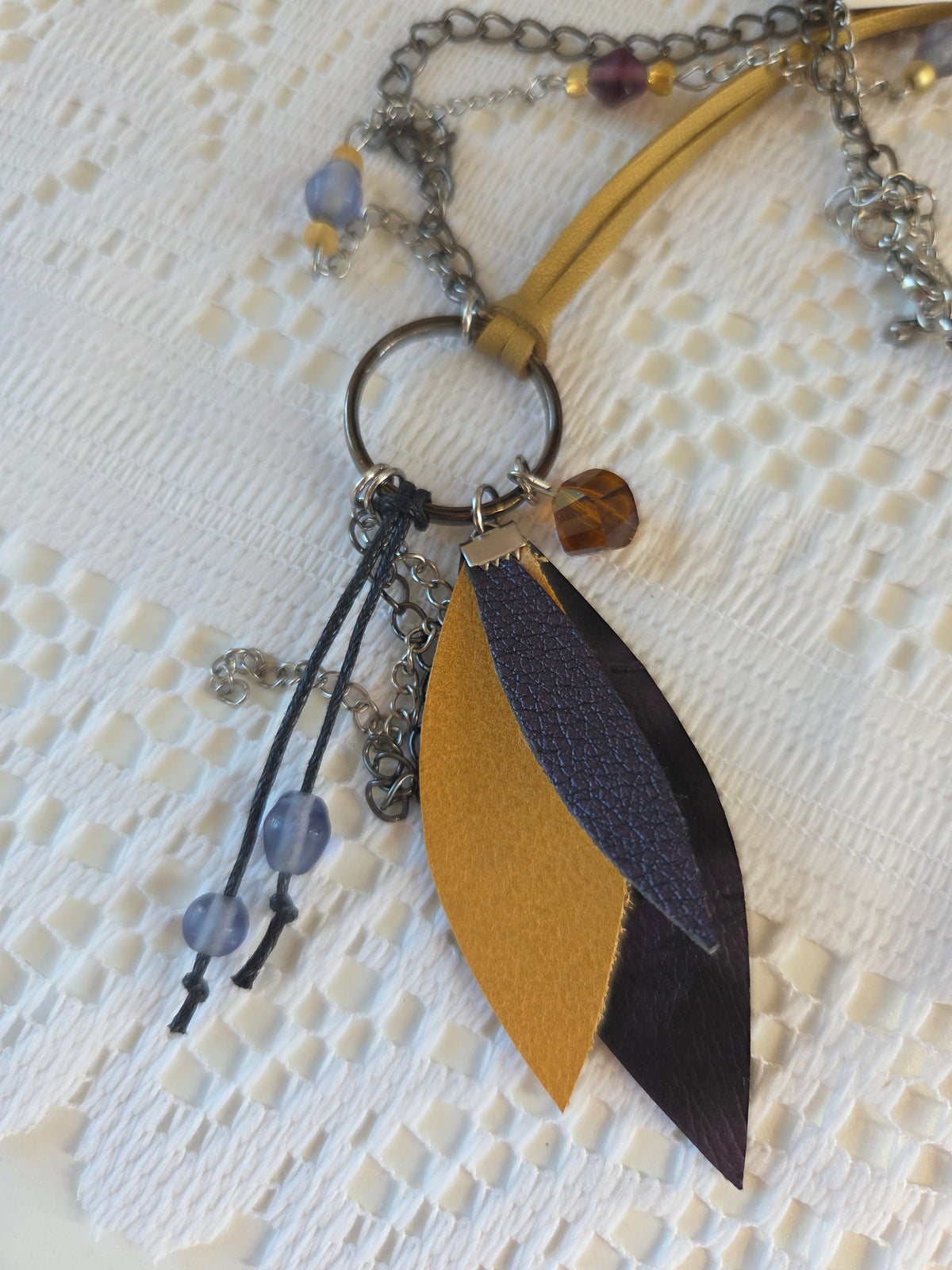 Collier Feuille moutarde et mauve