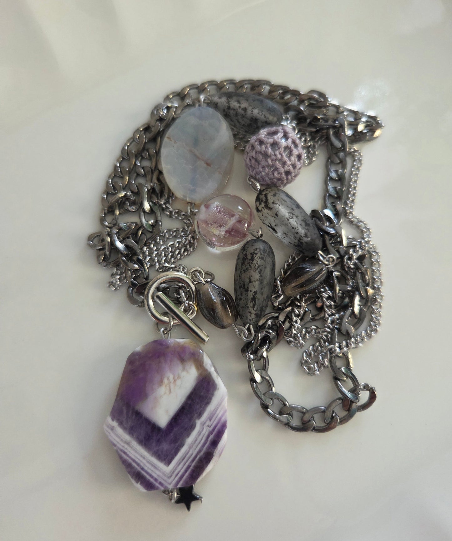 Collier asymétrique lilas et gris