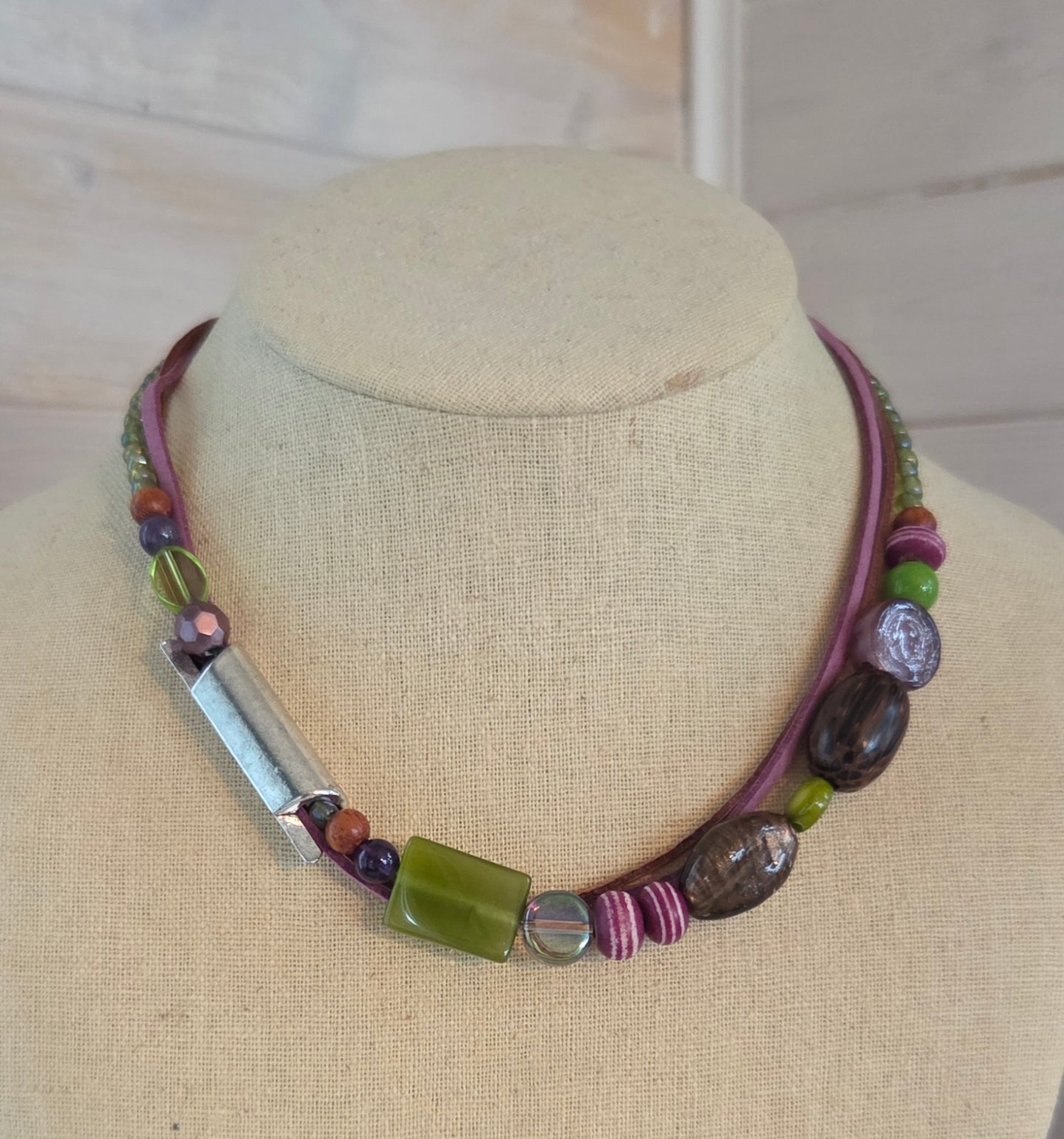 Collier et bracelet asymétrique brun, kaki et mauve