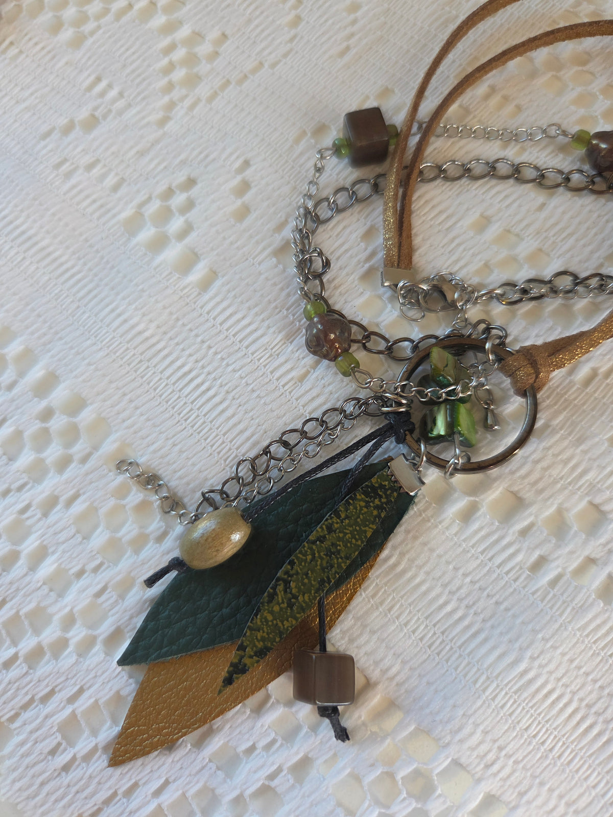 Collier Feuille kaki et tan