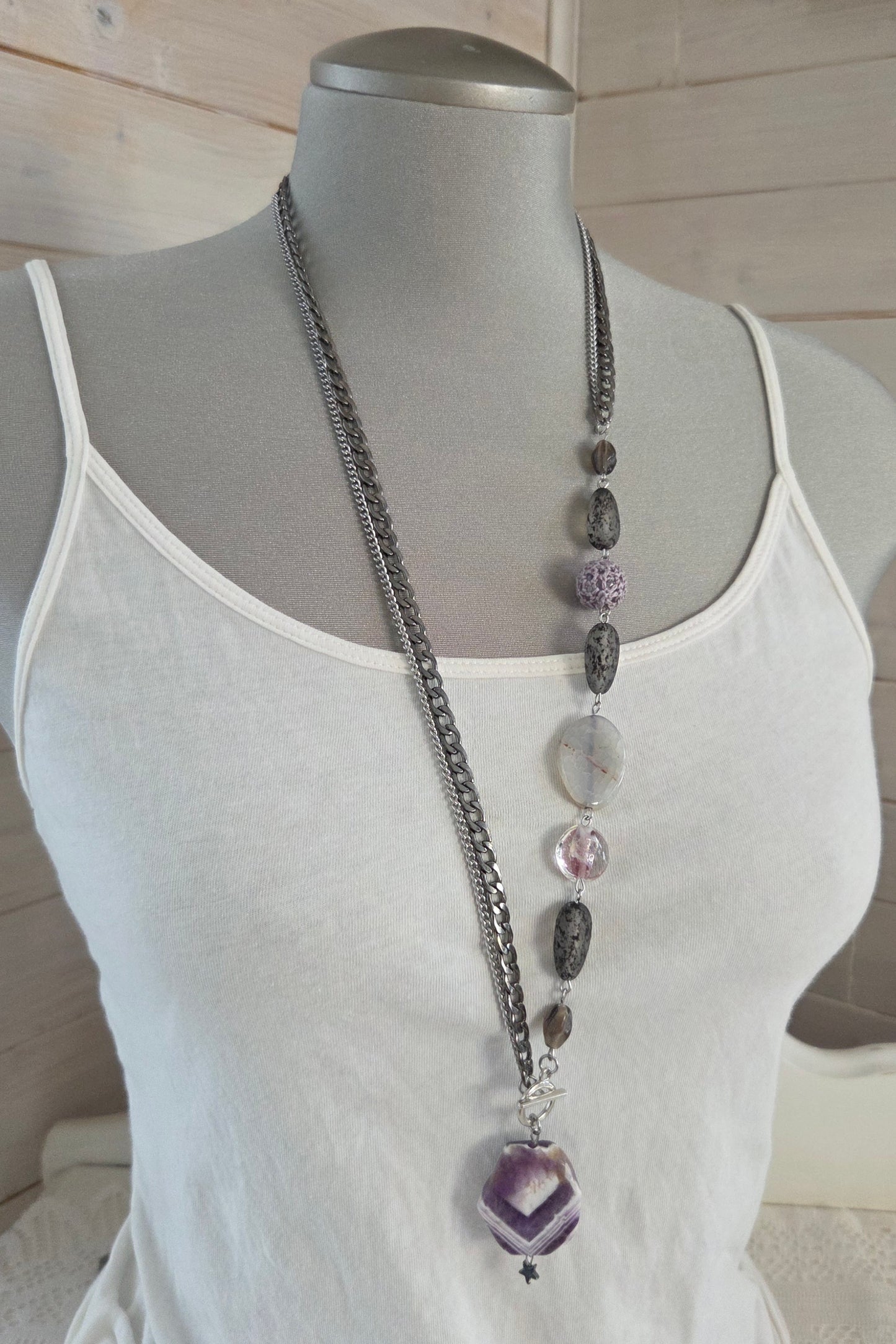 Collier asymétrique lilas et gris