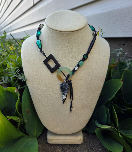 Collier Tzygane vert, noir et beige
