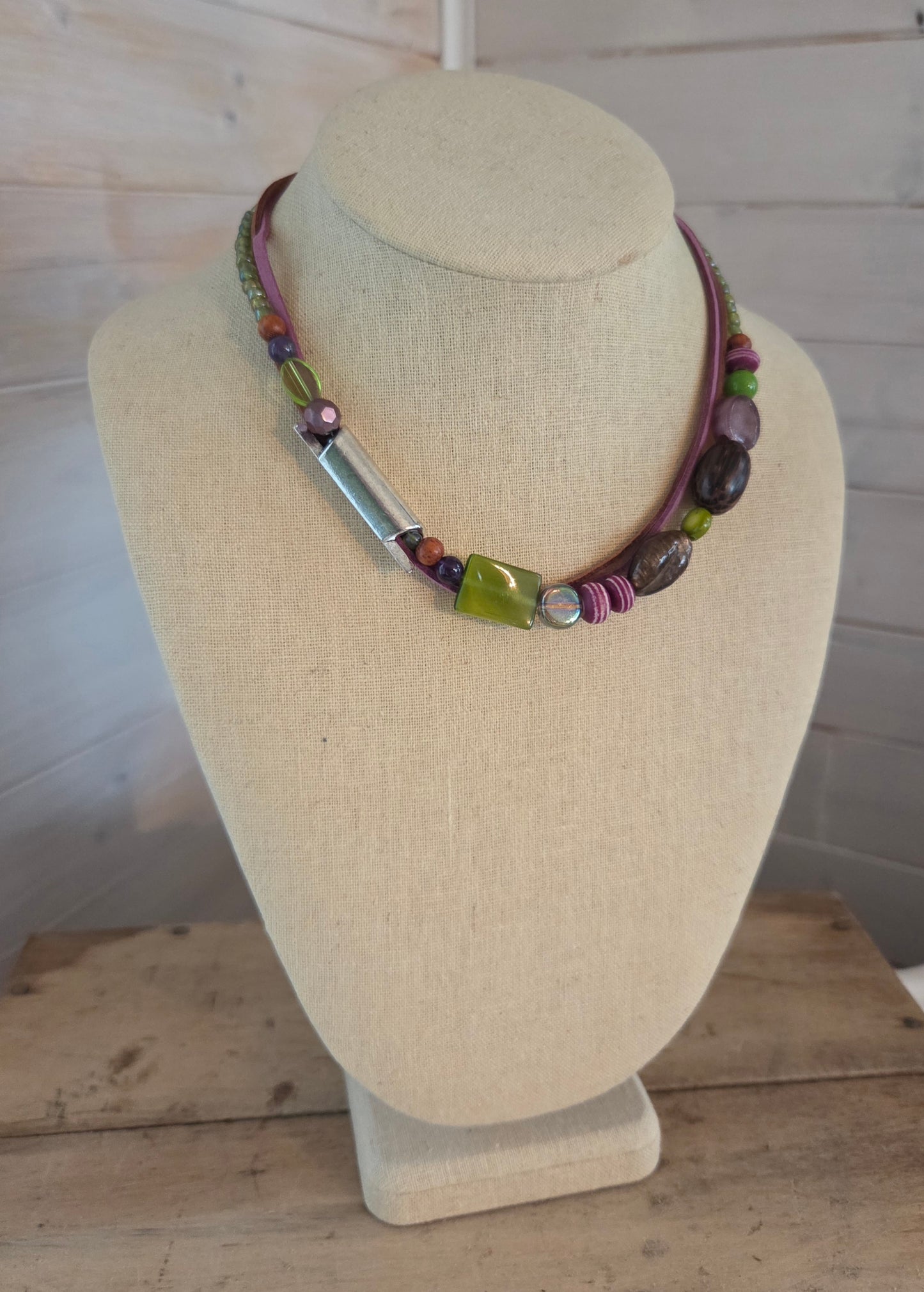 Collier et bracelet asymétrique brun, kaki et mauve