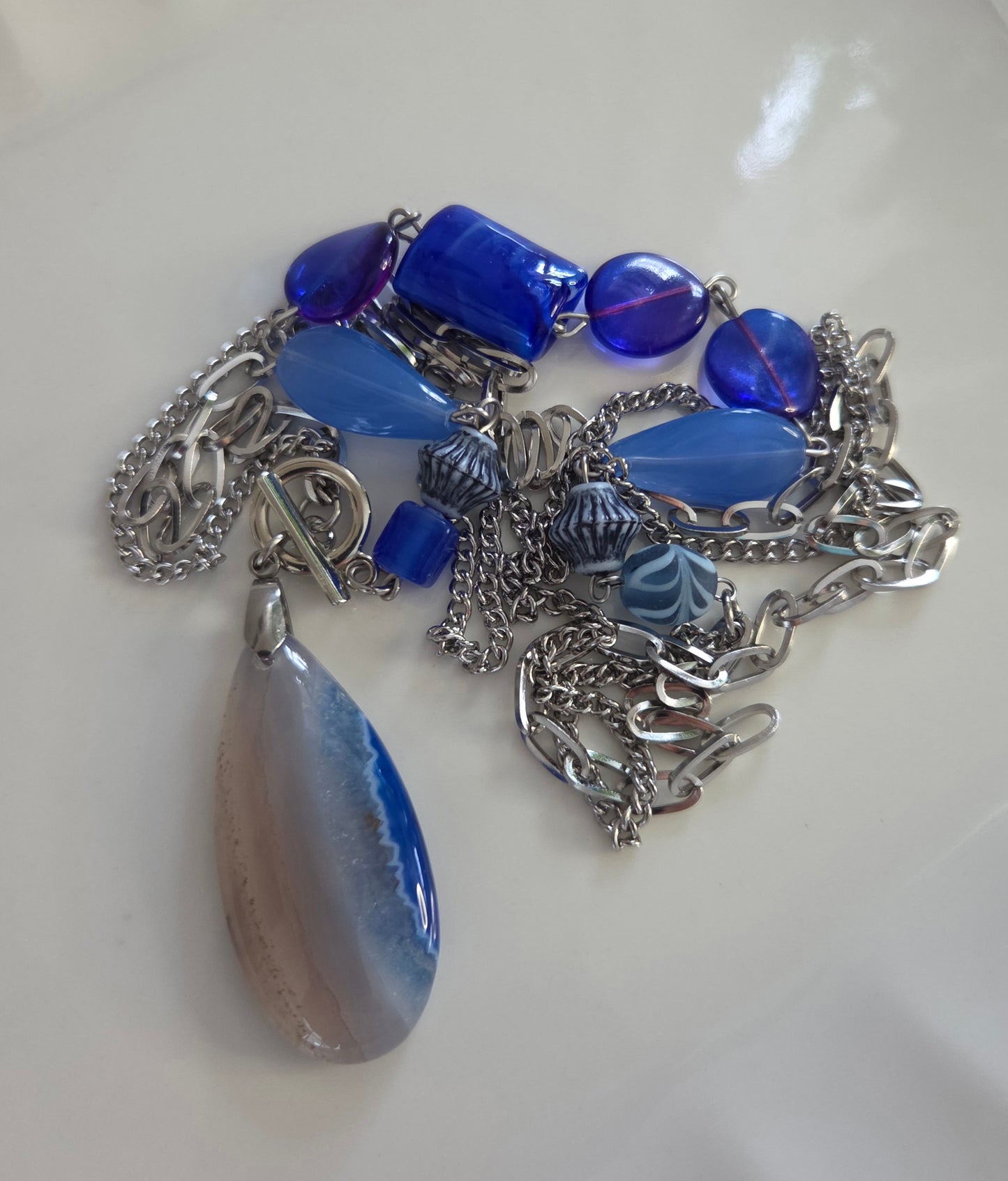 Collier asymétrique bleu électrique