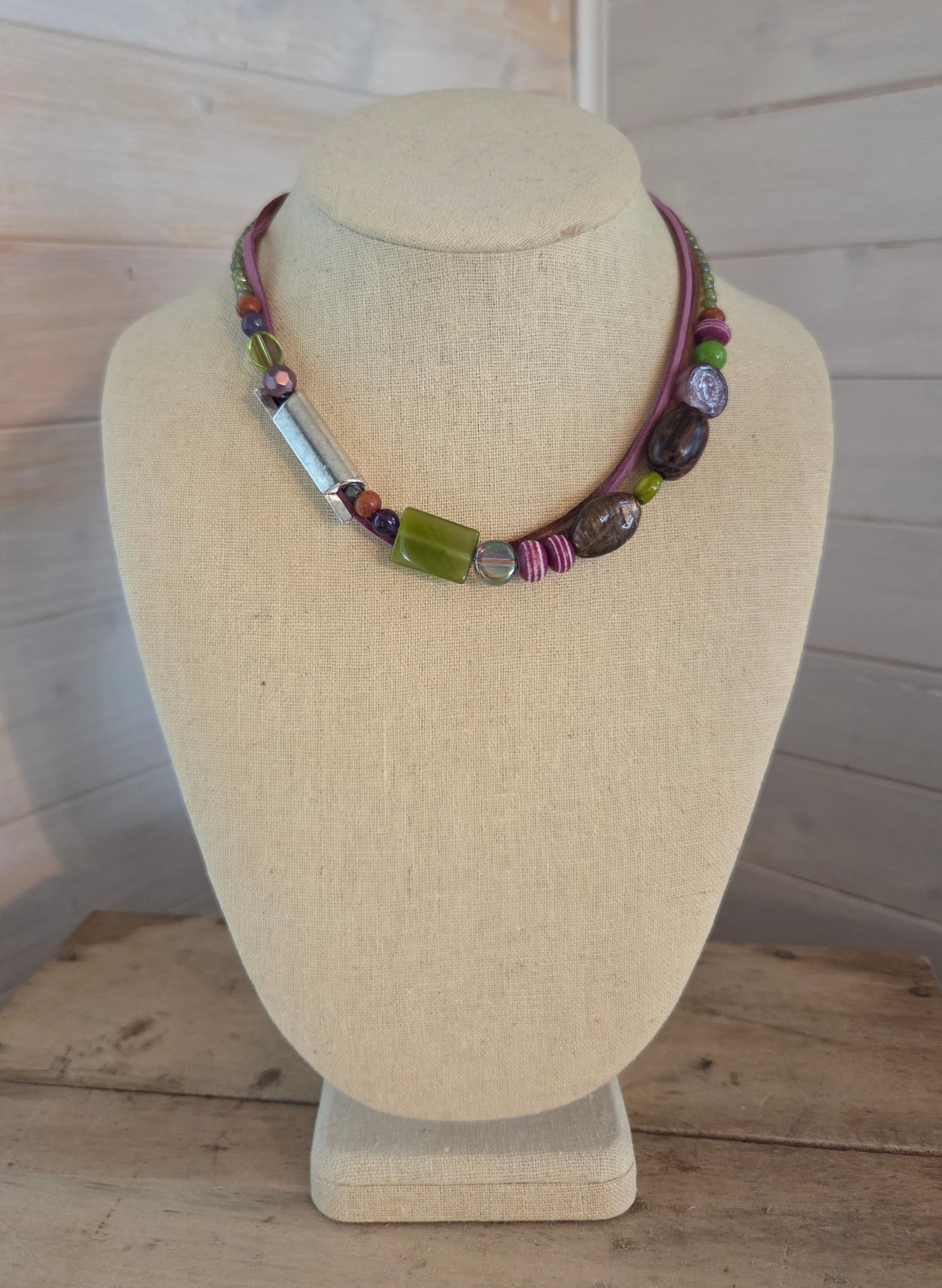 Collier et bracelet asymétrique brun, kaki et mauve