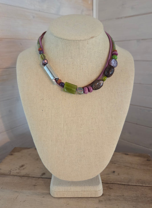 Collier et bracelet asymétrique brun, kaki et mauve