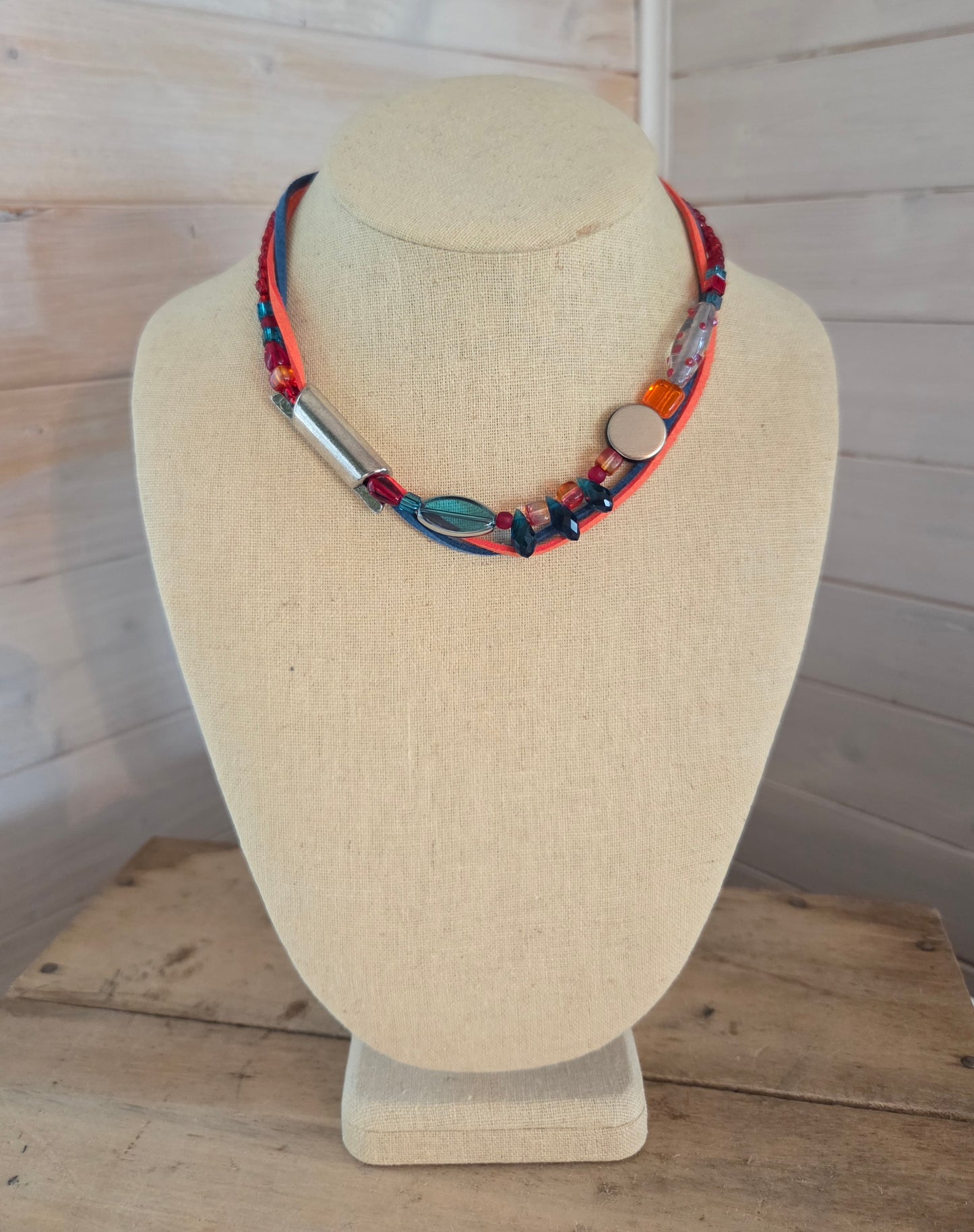 Collier asymétrique rouge, orange et bleu canard