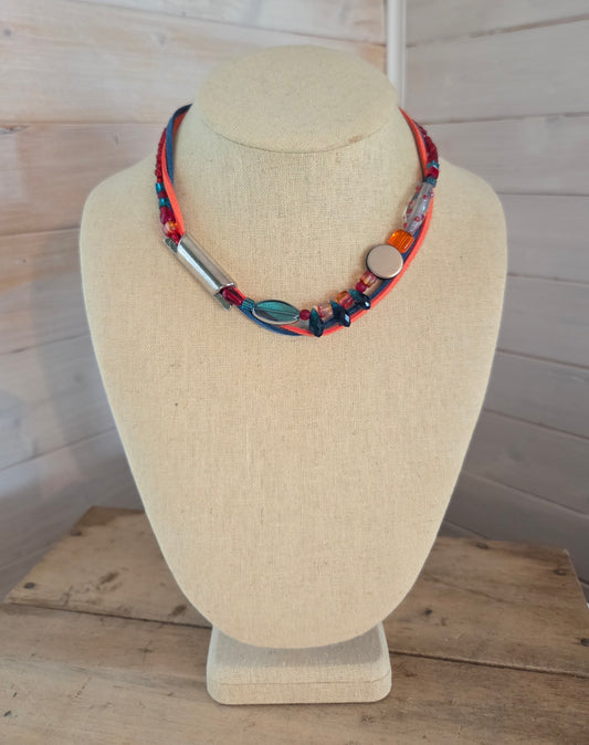 Collier asymétrique rouge, orange et bleu canard