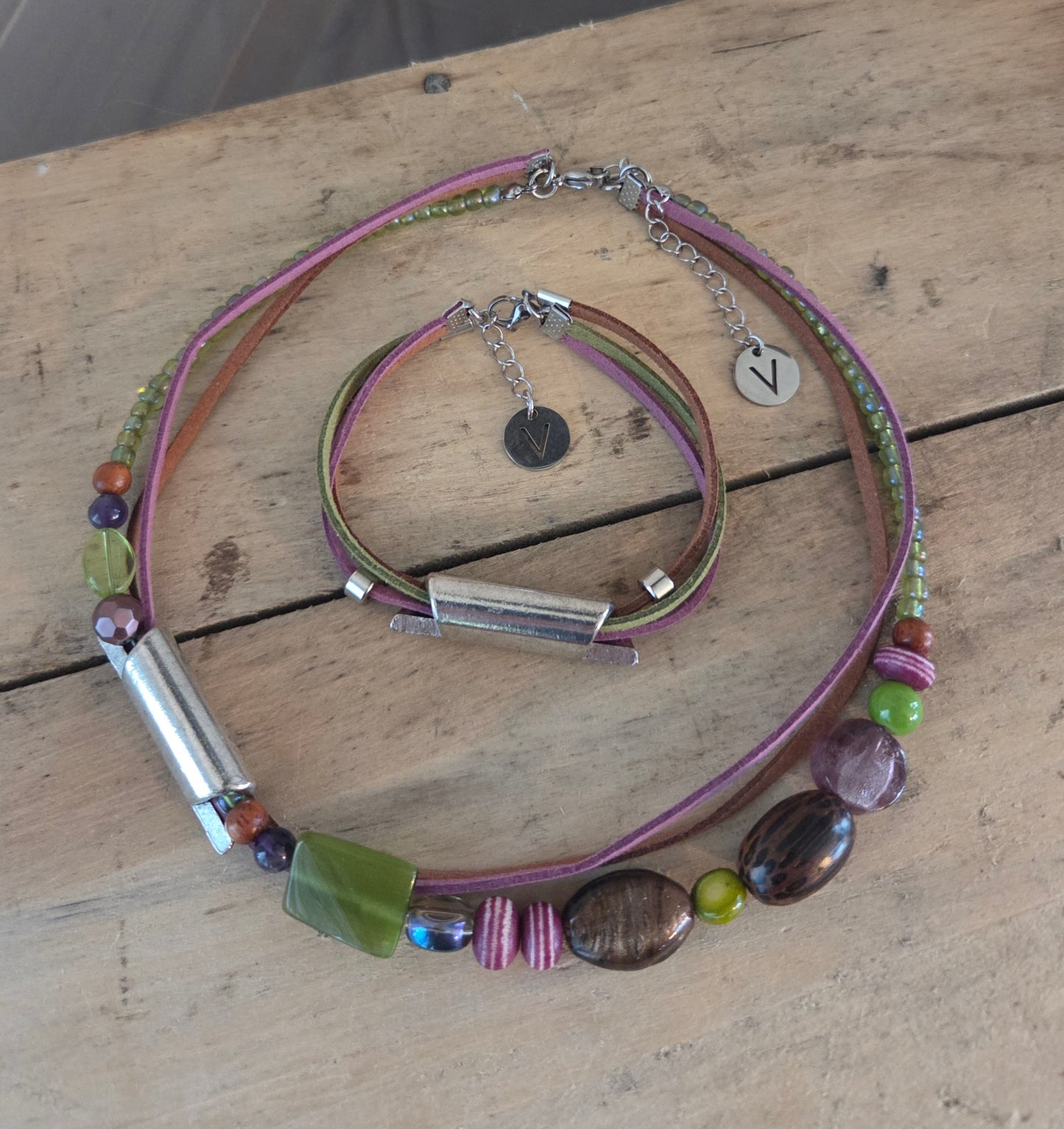 Collier et bracelet asymétrique brun, kaki et mauve