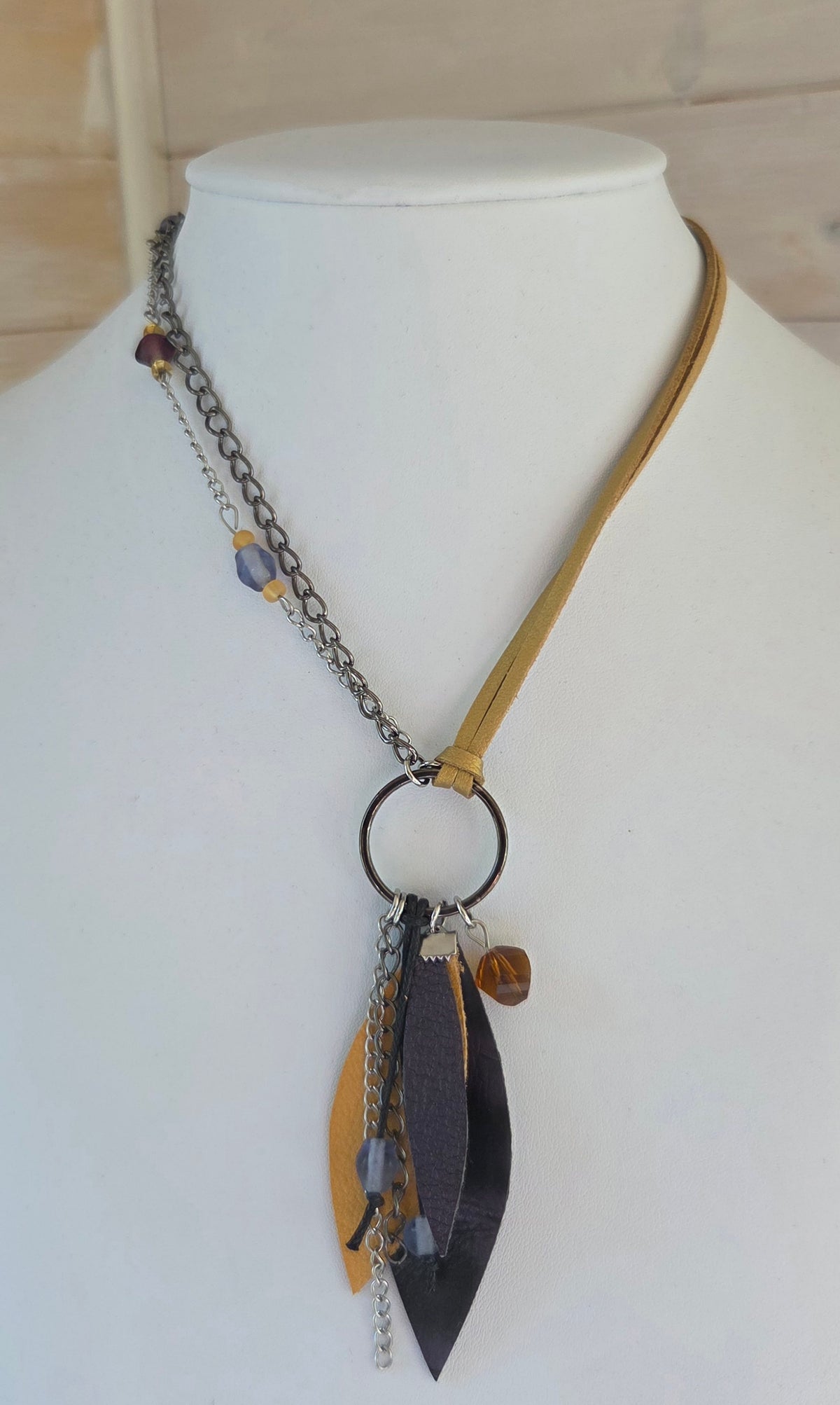 Collier Feuille moutarde et mauve