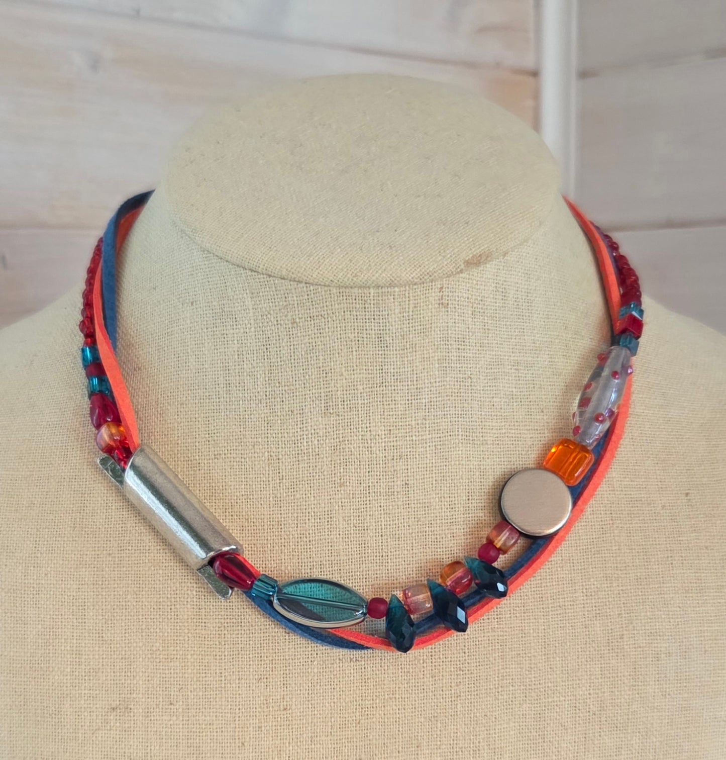 Collier asymétrique rouge, orange et bleu canard