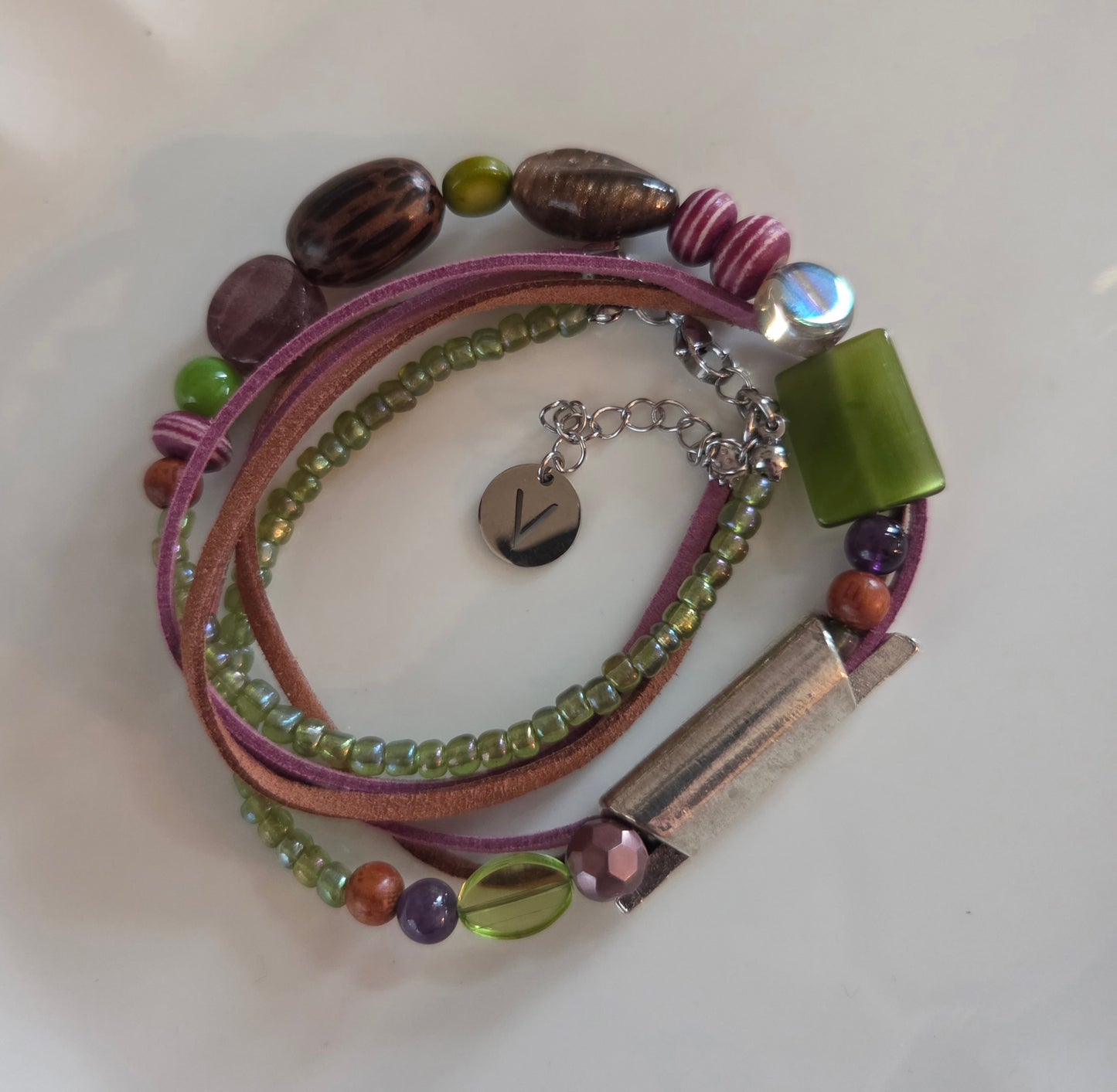 Collier et bracelet asymétrique brun, kaki et mauve