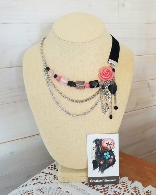 Collier avec fleur rose et ruban de velours noir