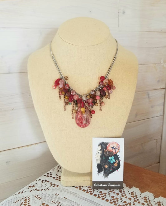 Collier avec pendentif de pierre rouge-orangé