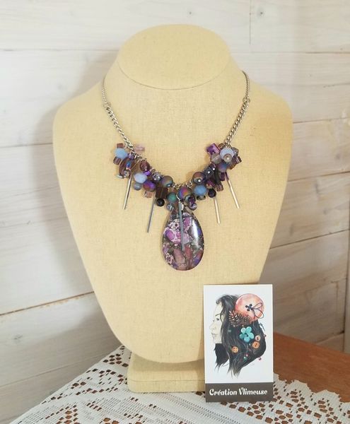 Collier avec pendentif de pierre mauve